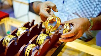 Gold rate today: Yellow metal falls on firm US dollar; support seen at ₹61,000 level