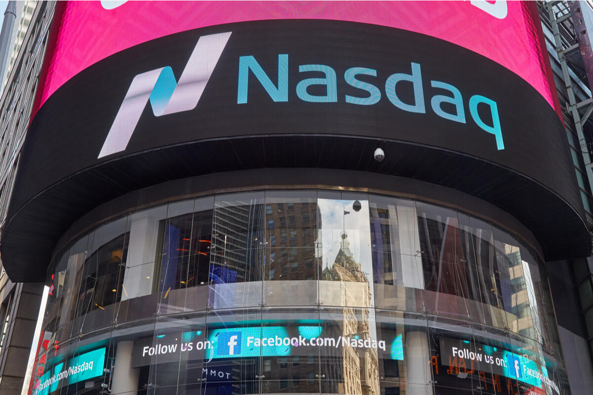 Nasdaq 100: Alphabet Slump Drags Tech Stocks Lower as Inflation Fuels Rate Cut Bets