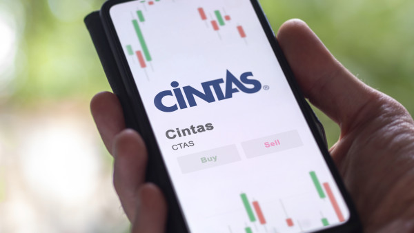 Cintas exceeds estimates and raises guidance – the stock reaches a new all-time high