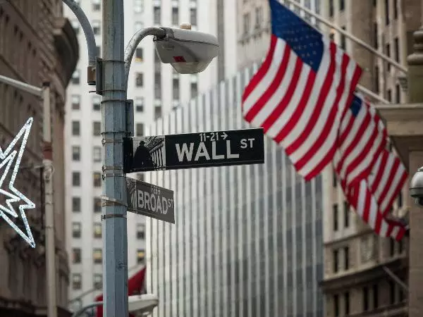 Wall Street: market dive amid rate cut doubts, bank woes, & middle east strife