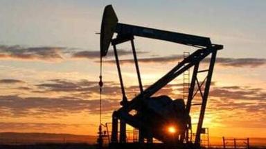 Oil edges higher yet stays on track for third weekly decline; awaits weak run in 2023