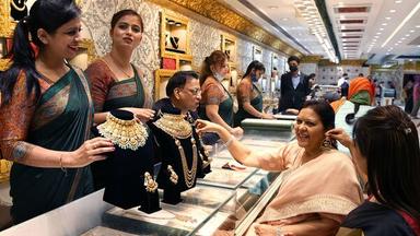 Gold rate today below ₹2500 from lifetime high. Should you buy on this dip?