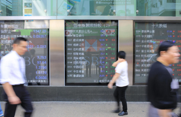 Hang Seng Index Climbs on Fed Rate Cut Bets as Real Estate and Tech Lead Gains